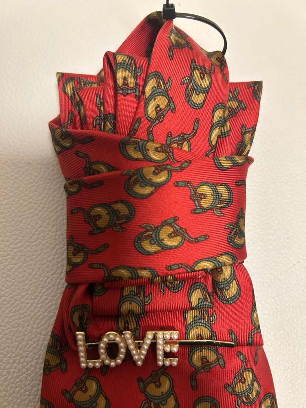 GUCCI Red Patterned Necktie with LOVE Pin - Picture 6 of 14